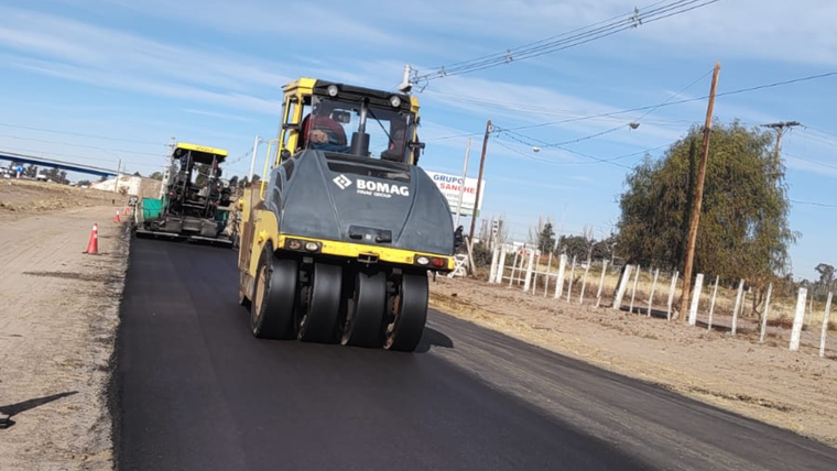 El municipio de San Martín, reasfaltando laterales de la Ruta 7. El municipio de San Martín, reasfaltando laterales de la Ruta 7.