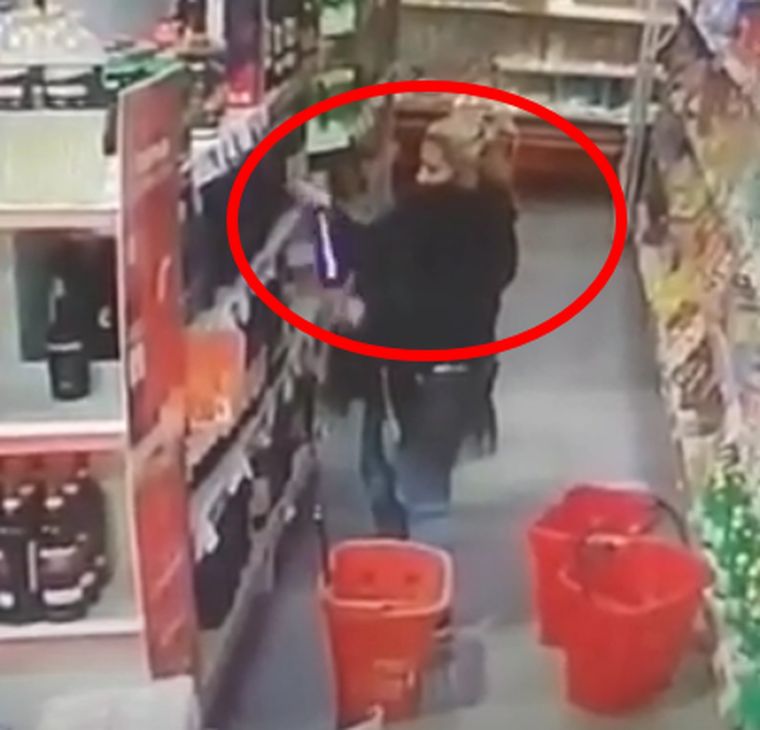 La ladrona en plena acción. Se llevó más de 6 botellas