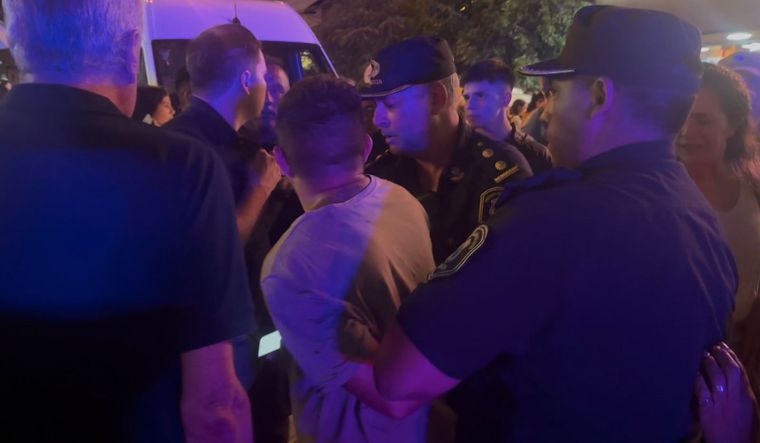 El detenido por el robo de celulares en plena recorrida de Milei. El detenido por el robo de celulares en plena recorrida de Milei.