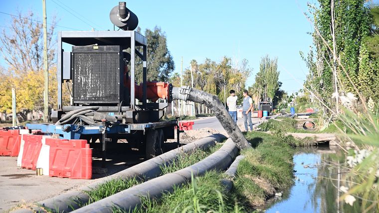 Las acequias y canales de riego de la zona son ríos de líquidos cloacales. Las acequias y canales de riego de la zona son ríos de líquidos cloacales.