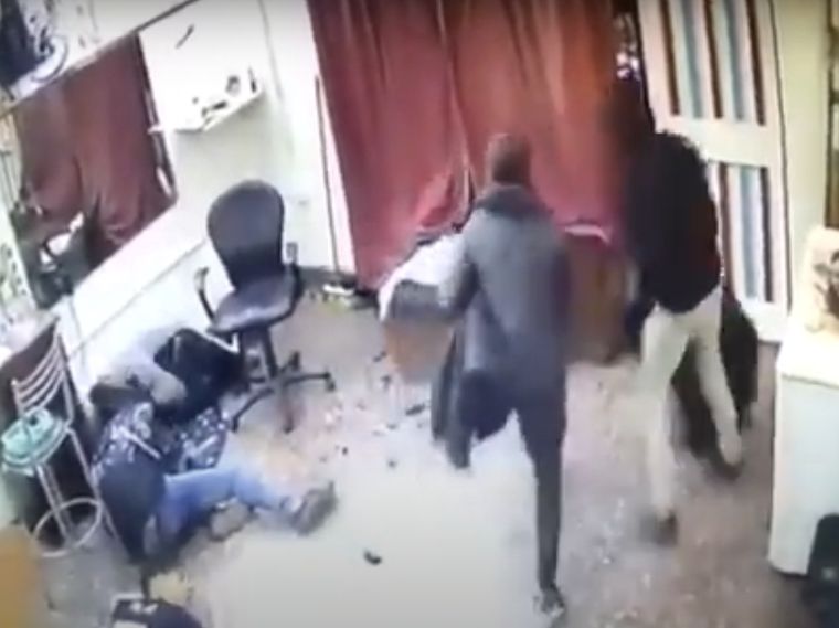 Los pelaron Dos delincuentes ingresaron y concretaron el robo con armas de fuego.