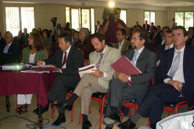 MDZol | Celso Jaque escucha atento la exposición de Aguinaga. Foto: MDZ