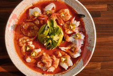 La receta tradicional no llevaba camarón, sino pescado fresco cortado en tiras.