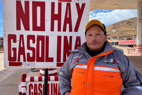 En la frontera con Perú, la falta de combustible de Bolivia preocupa a quienes viven y trabajan ahí. En la frontera con Perú, la falta de combustible de Bolivia preocupa a quienes viven y trabajan ahí.