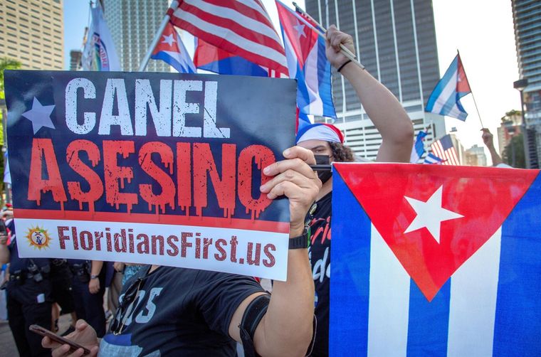 El nuevo decreto avanza en el uso de las redes sociales de los cubanos. Persiguiendo a quien se exprese en contra del gobierno Foto: EFE