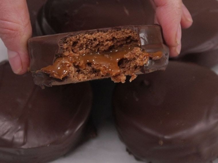 Dos alfajores de chocolate, termos de acero, una yerba mate y una lata de choclo en granos fueron prohibidos por la ANMAT