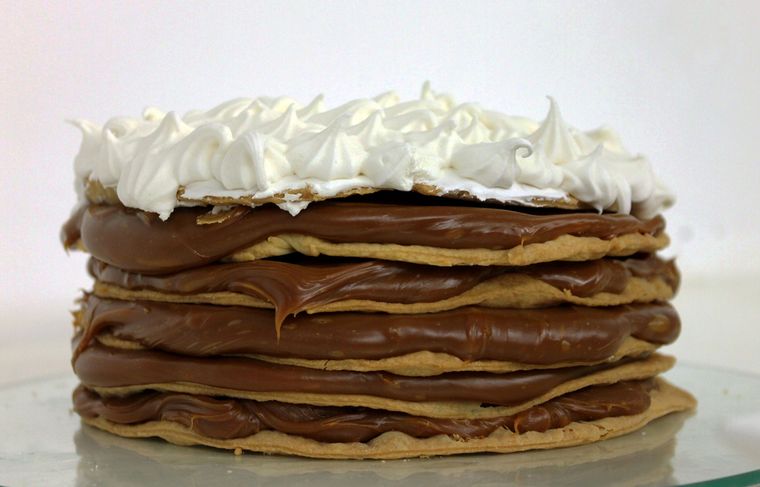 La torta Rogel es una receta tradicional argentino, muy popular en celebraciones y fiestas familiares. La torta Rogel es una receta tradicional argentino, muy popular en celebraciones y fiestas familiares.