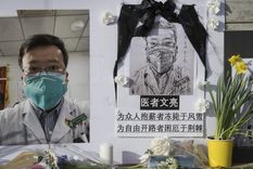 Fotografías y flores depositadas en memoria del médico chino Li Wenliang en Westwood (California, EE.UU.), el 15 de febrero de 2020.