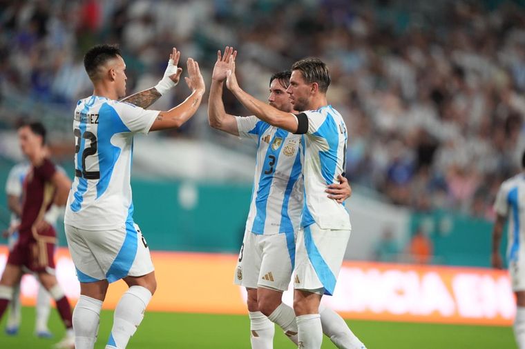 Lautaro Martínez, Nico Tagliafico y Gio Lo Celso festejan el tanto del 1-0 de la Selección argentina frente a la Vinotinto. 