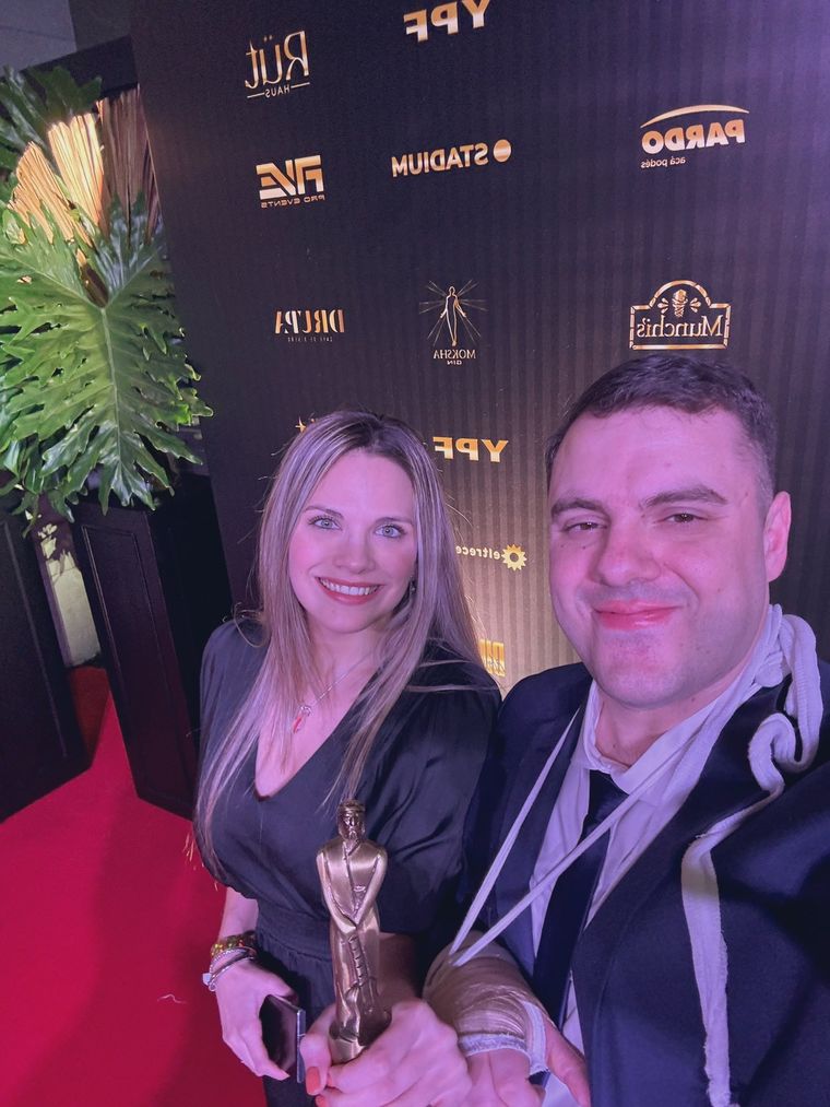 El Gordo Dan con su estatuilla en la gala de los premios Martin Fierro Digital. Foto: X - Gordo Dan