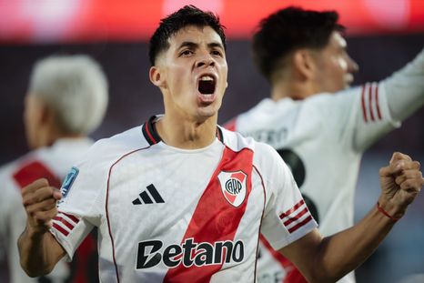 Festeja Tomás Galván. El juvenil de River definió con el arco vacío tras el mano a mano que el arquero de Belgrano le tapó a Driussi.