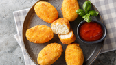 La receta original de croquetas surgió en Francia, pero se popularizó ampliamente en la cocina española. La receta original de croquetas surgió en Francia, pero se popularizó ampliamente en la cocina española.