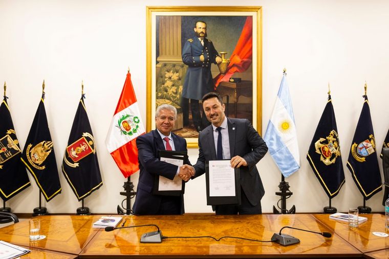El ministro Luis Petri junto a su par peruano. Foto: Prensa Ministerio de Defensa