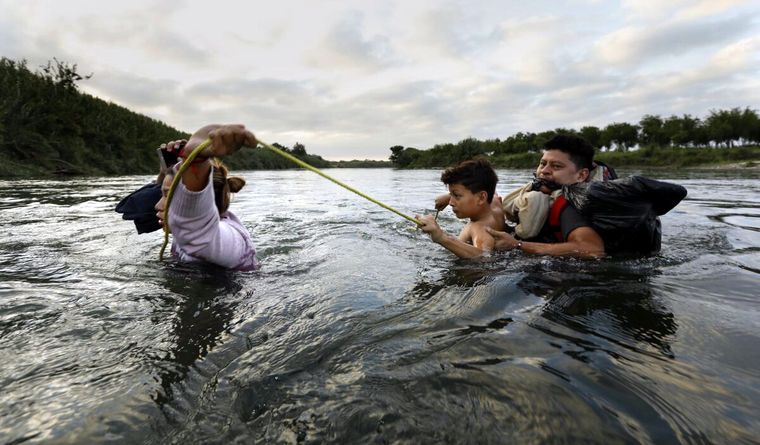migrantes Los migrantes se juegan la vida para poder entrar en Estados Unidos. Foto: Efe.