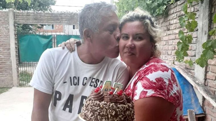 La mujer asfixió y apuñaló a su marido y enterró el cuerpo en el patio de la casa