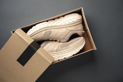 MDZol | Con un salario mínimo se compra apenas un par de zapatillas en Argentina, mientras que en Estados Unidos se compran 24 pares. Foto: Shutterstock