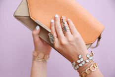 La primavera y el verano son la temporada ideal para transformar tu look con joyas, descubrí las últimas tendencias en la nota Foto: Shutterstock