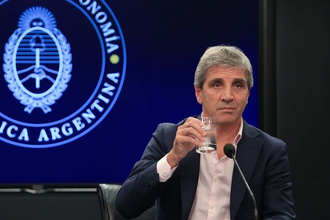 Luis Caputo, ministro de Economía. El Tesoro Nacional colocó un nuevo bono en pesos a cinco años, captando el equivalente a 1.000 millones de dólares de inversores extranjeros.