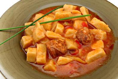 MDZol | Aunque es un plato humilde, esta receta ha sido reconocida por chefs españoles de renombre, quienes destacan que su secreto está en “romper” las patatas para liberar el almidón y conseguir un caldo más espeso y sabroso.