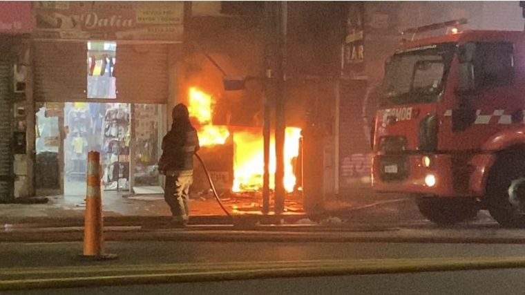 Voraz incendio consume un depósito en Flores Foto: Télam
