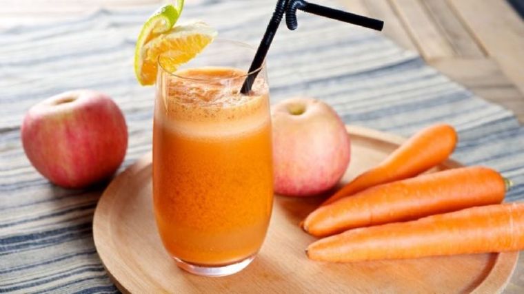 Descubre los beneficios del jugo de manzana y zanahoria Foto: Shutterstock