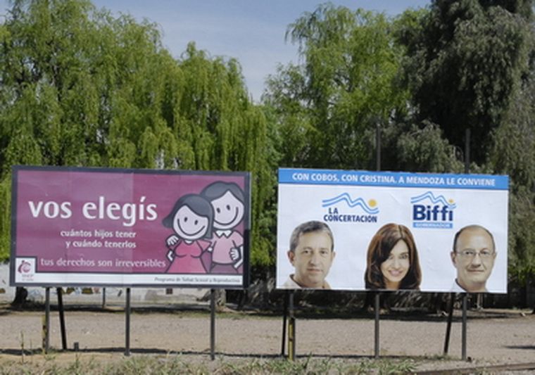 Un ejemplo de los afiches que pueblan nuestras calles. Foto: Gonzalo Bravo / MDZ