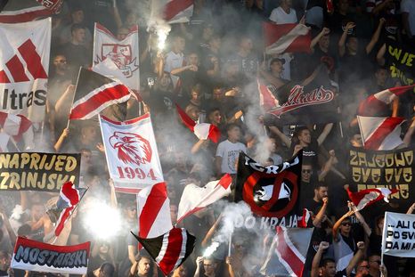 Hinchada del Vele Mostar en un partido ante el Zrinjski