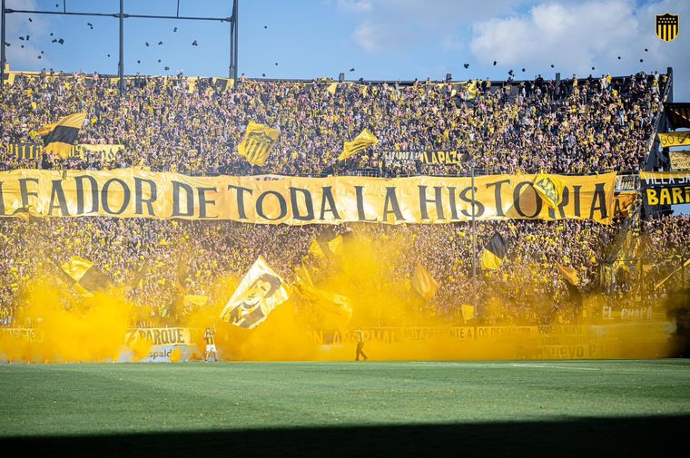 Los hinchas de Peñarol en el gran Parque Central. Foto: Peñarol