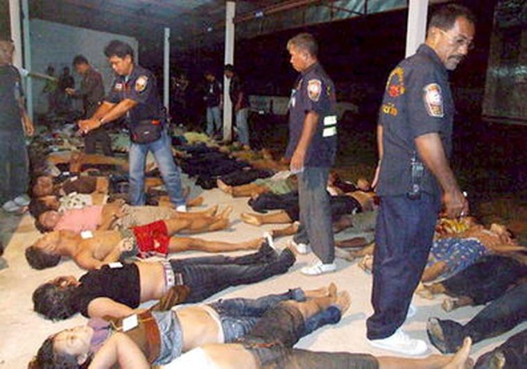 Miembros de los equipos de rescate tailandeses inspeccionan los cuerpos sin vida de las 54 personas Foto: EFE