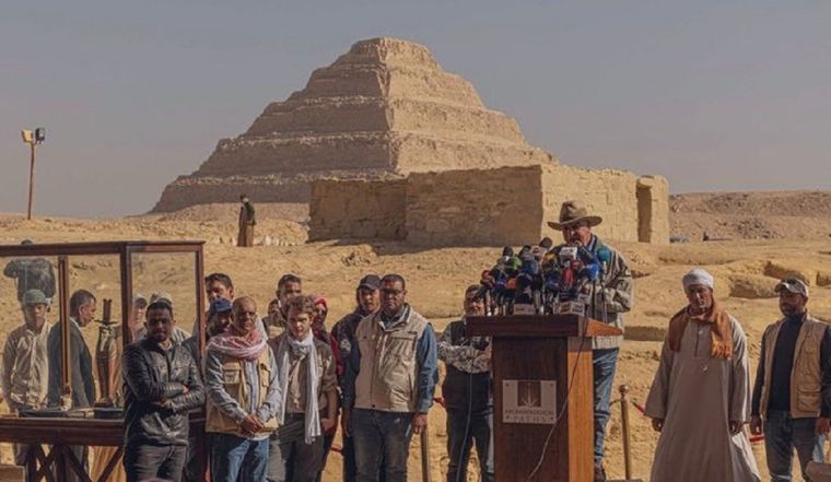 El anuncio del descubrimiento contó con la presencia de autoridades egipcias en la necrópolis de Saqqara Foto: Twitter: @L_ThinkTank