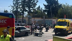 Dos mujeres resultaron heridas cuando la motociclenta en la que circulaban colisionó contra un automóvil. Dos mujeres resultaron heridas cuando la motociclenta en la que circulaban colisionó contra un automóvil.