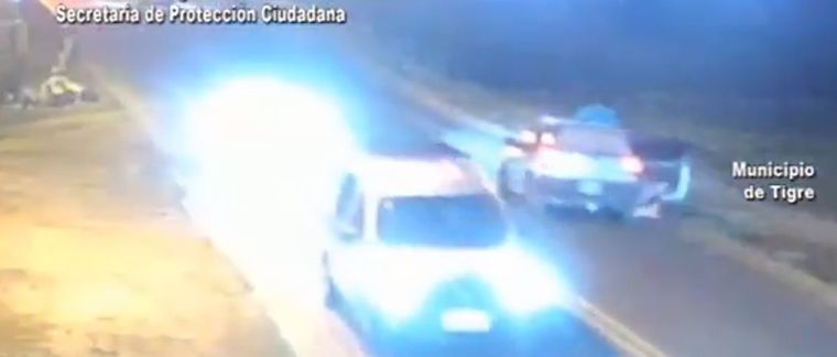 Las cámaras captaron el momento en el que la mujer se arroja del auto