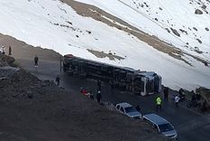 un camion con chofer argentino volco en los caracoles de chile un camion con chofer argentino volco en los caracoles de chile