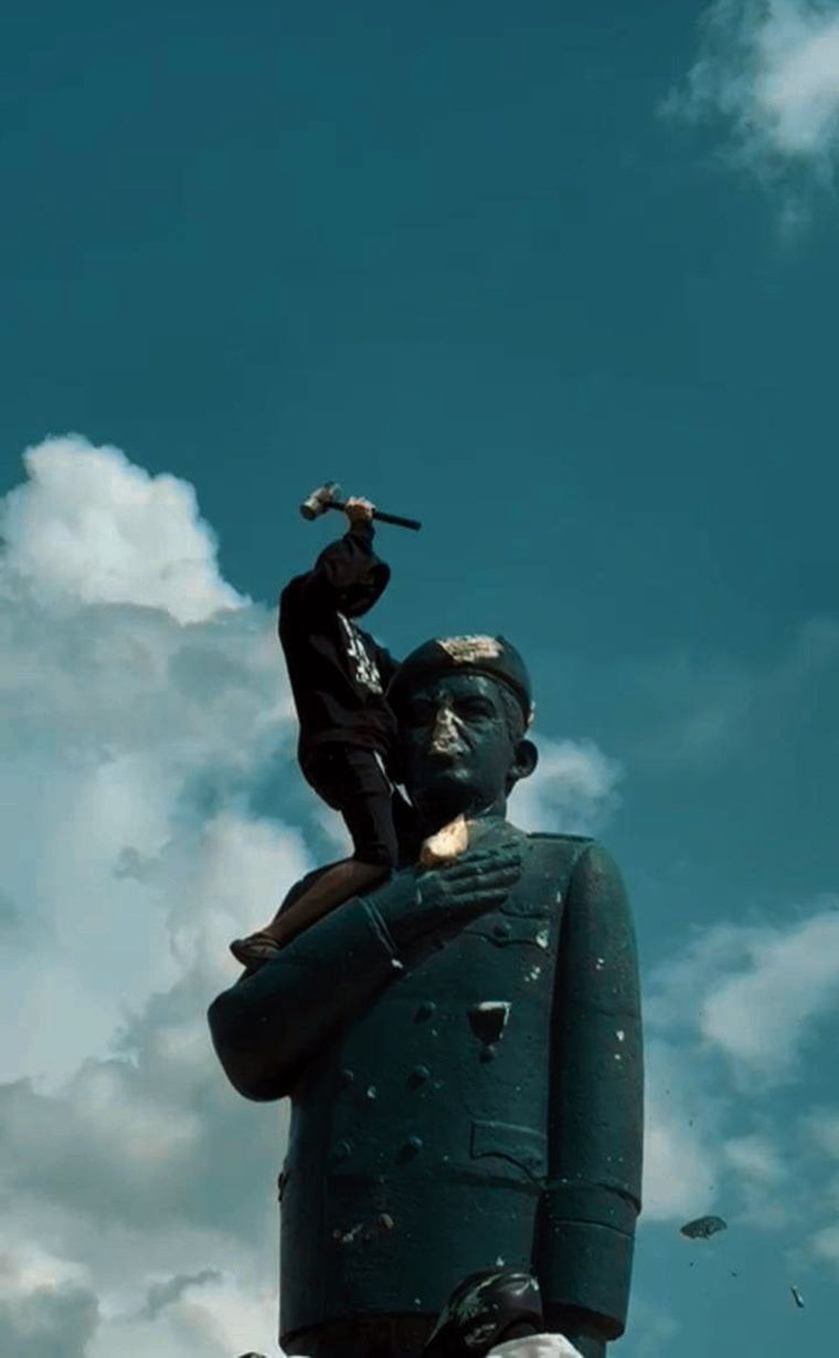 Los manifestantes derrumbaron y destruyeron todas las estatuas de Hugo Chávez que había en Venezuela Foto: X