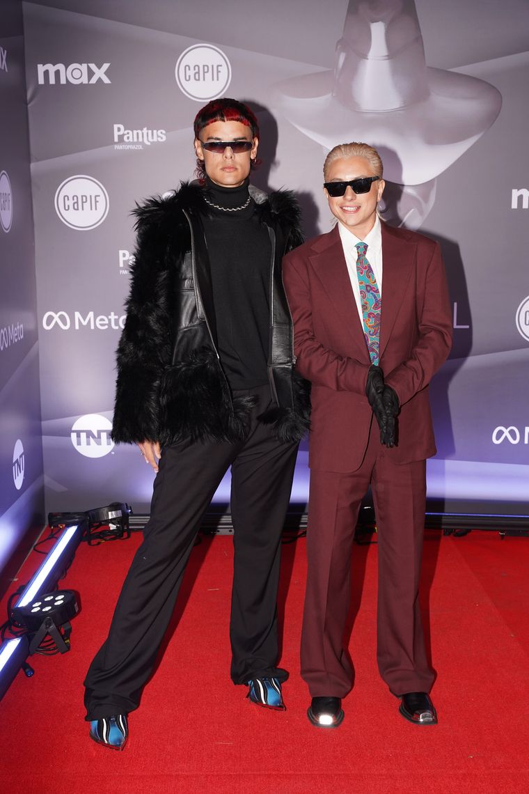El look de Ca7riel & Paco Amoroso en los Premios Gardel 2025. El look de Ca7riel & Paco Amoroso en los Premios Gardel 2025.