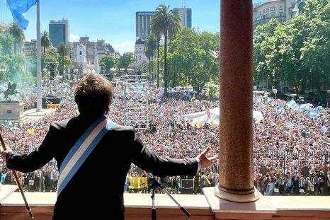 Javier Milei, el día de la asunción, al saludar en el balcón de la Casa Rosada Foto: NA