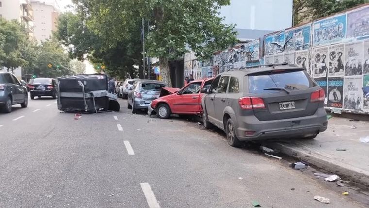 Un hombre se quedó dormido y chocó contra cuatro autos estacionados y dos contenedores de basura Foto: NA