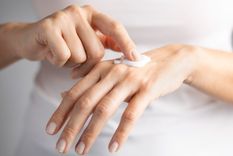 Cuida la piel de tus manos secas con esta espectacular receta Foto: Leti.com - https://www.leti.com/vivetupiel/wp-content/uploads/2020/06/AdobeStock_323612557-scaled.jpg