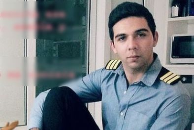 MDZol | Gastón Curi, uno de los acusados, con su uniforme de piloto de avión. Aclará que el uniforme no es de las Fuerzas de Seguridad, pide