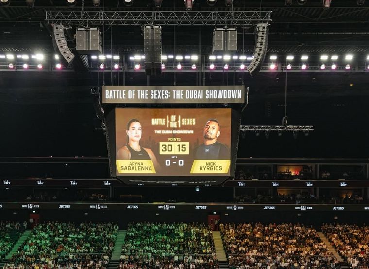 Aryna Sabalenka enfrentó a Nick Kyrgios en una exhibición que volvió a poner sobre la mesa el debate entre el tenis masculino y femenino.