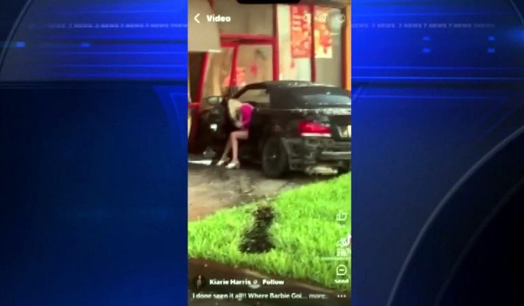 Captura del video de Barbie, preparando su huida de la escena. Foto: Captura de pantalla.