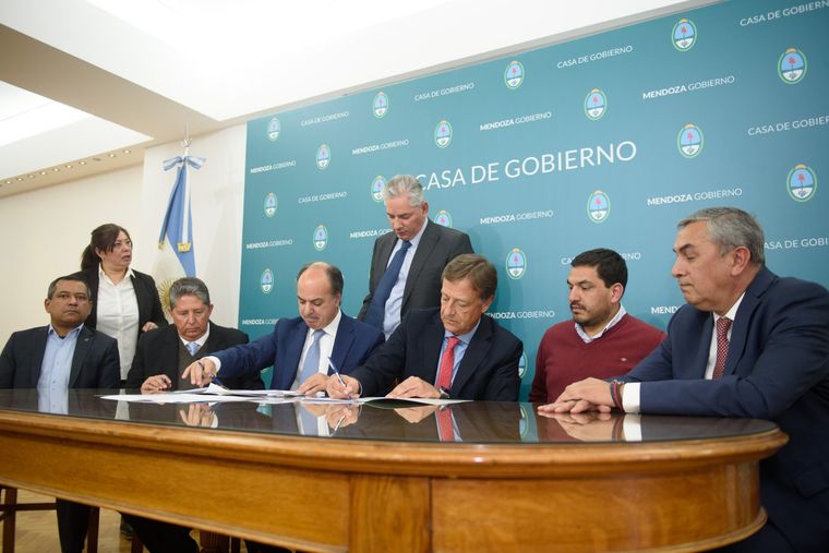 Suarez firma con Nicolás Mallo Huergo, de Minera Aguilar, el traspaso de los activos de Potasio Río Colorado. Foto: Prensa Gobierno de Mendoza
