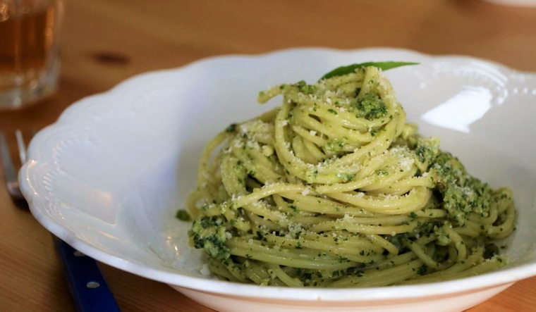 Prepara espaguetis con pesto en casa y sorprende a tu paladar Foto: La casa del Conde