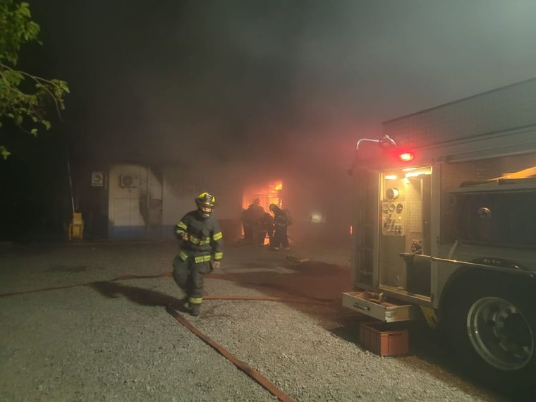 Se incendió un depósito en Maipú y trabajan bomberos de la zona y de Guaymallén Foto: Gentileza
