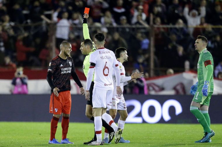 Maidana fue expulsado y River pierde ante Huracán.