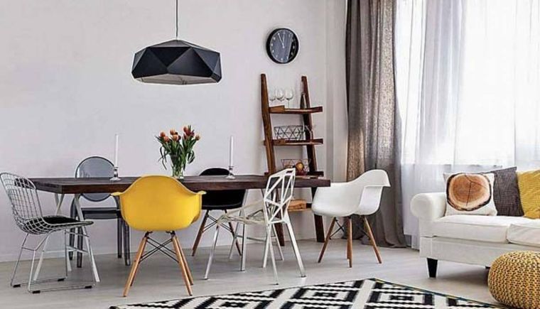 Decorar con sillas diferentes, una tendencia que se impuso en el hogar. Foto: Pinterest