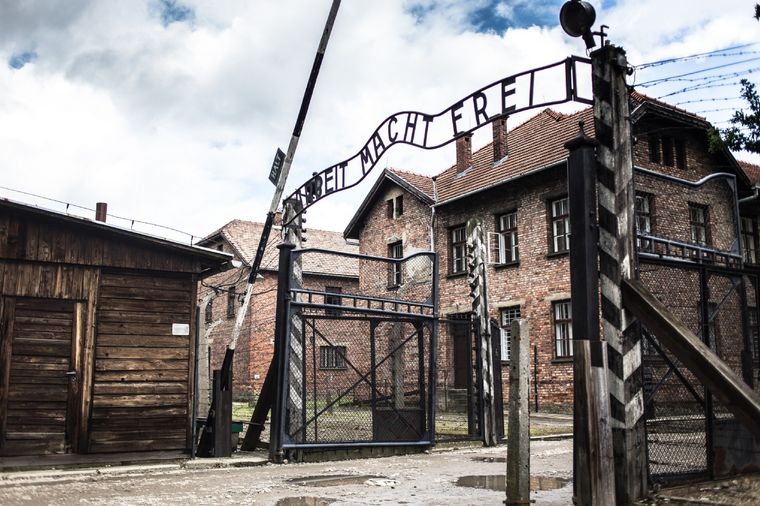 Auschwitz Arbeit macht frei significa el trabajo hace la libertad en alemán y era un cartel que lucían los ingresos a los campos de concentración Foto: Shutterstock