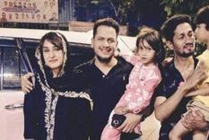 Imtiyaz Ali Sayed (último a la derecha) con su hermano Javed, la esposa de Javed y sus hijos antes del vuelo del jueves.