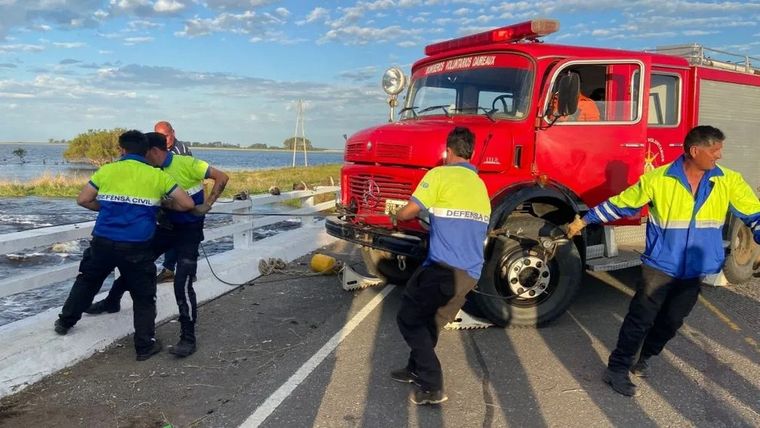 Equipos de rescate localizaron la camioneta Hilux atrapada por la corriente el sábado y una campera de Gómez Alzaga, la única persona que continúa desaparecida. Foto: La Mañana de Bolivar