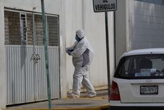 Peritos trabajan en la zona donde fue asesinado el periodista Nelson Matus Peña, en el balneario de Acapulco, estado de Guerrero (México). Foto: EFE/ David Guzmán